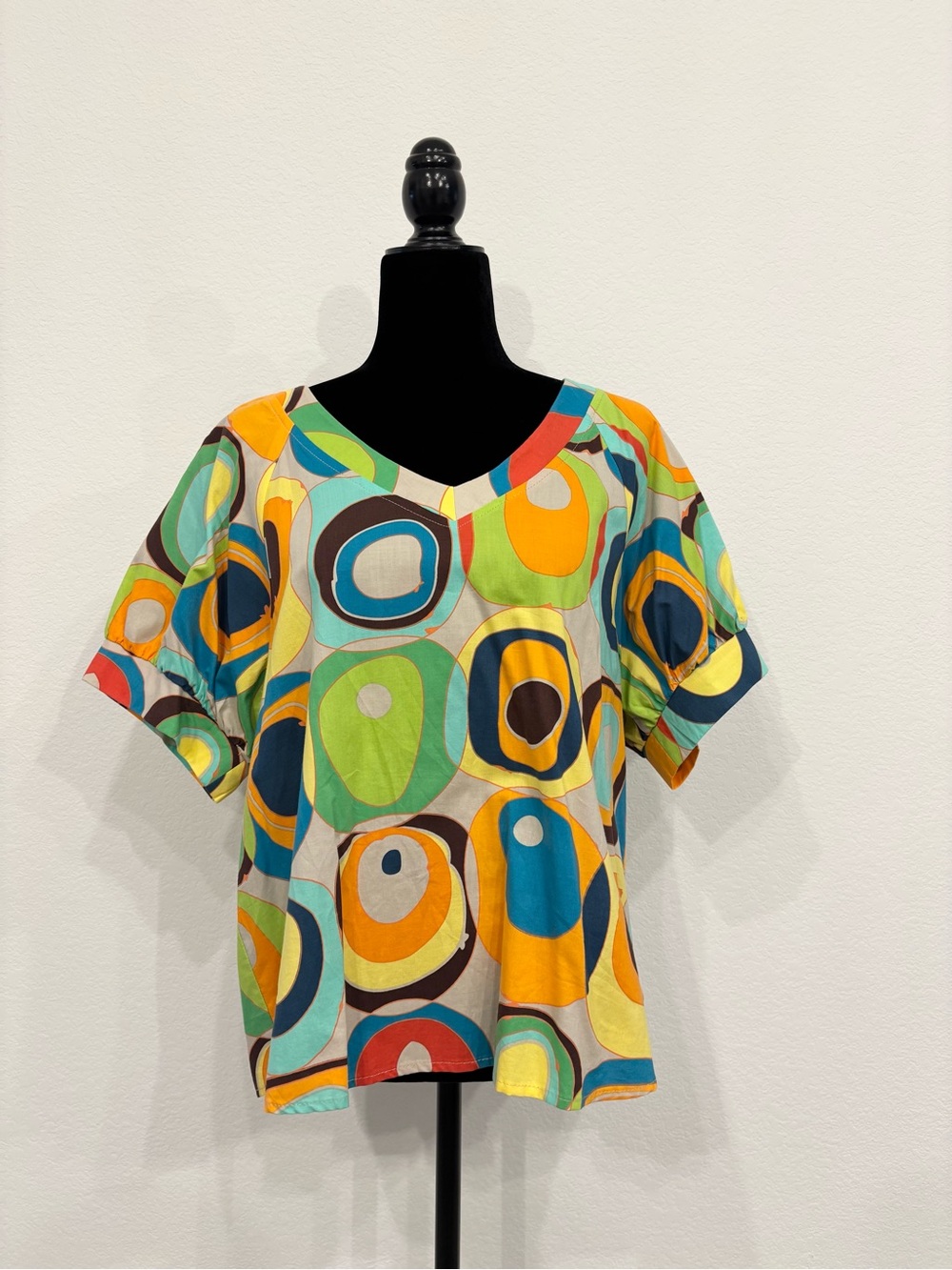 ivy jane Multicolor Circular Print Short Sleeve V-Neck Tee